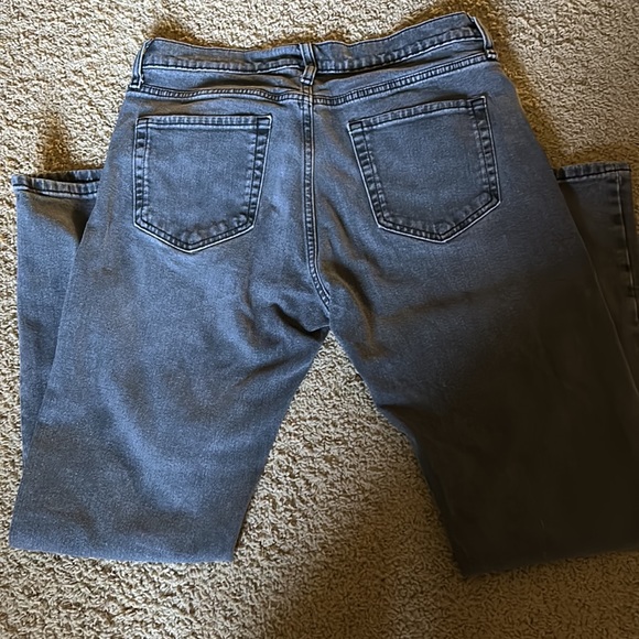 Grey washed jeans. Amazon Essentials Mens athletic-fit stretch jeans - Picture 2 of 5